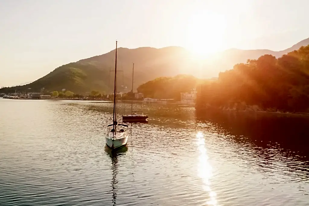 Two,Yachts,At,Sunset